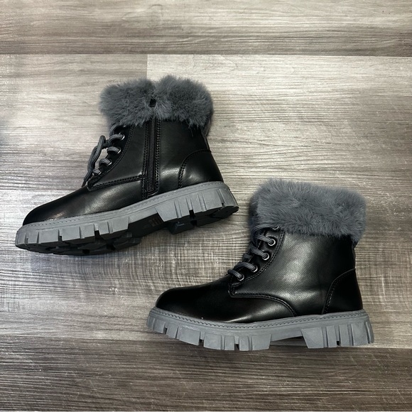 Olivia Miller Girls' Snow Dreams Ankle Boots size 2 youth - Picture 1 of 12